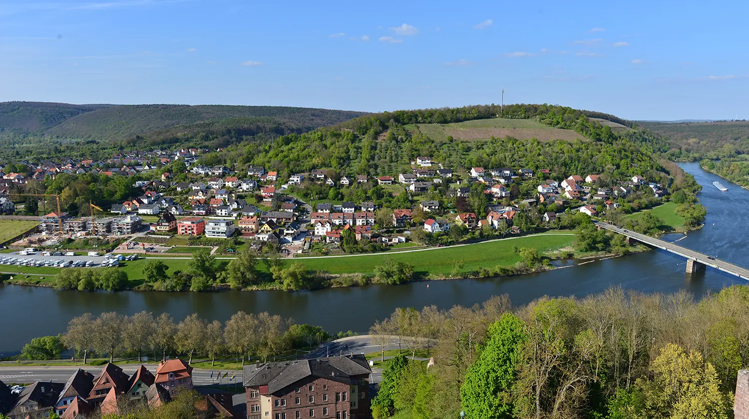 Blick auf die Stadt, Häuser und Fluss von Dienstleistungen-Main-Spessart