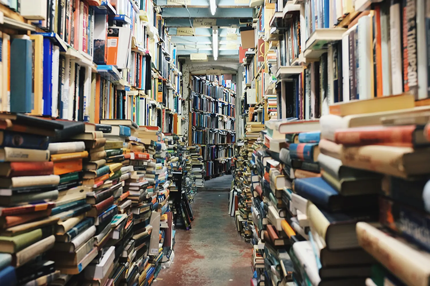 Raum voller Bücher von Dienstleistungen-Main-Spessart